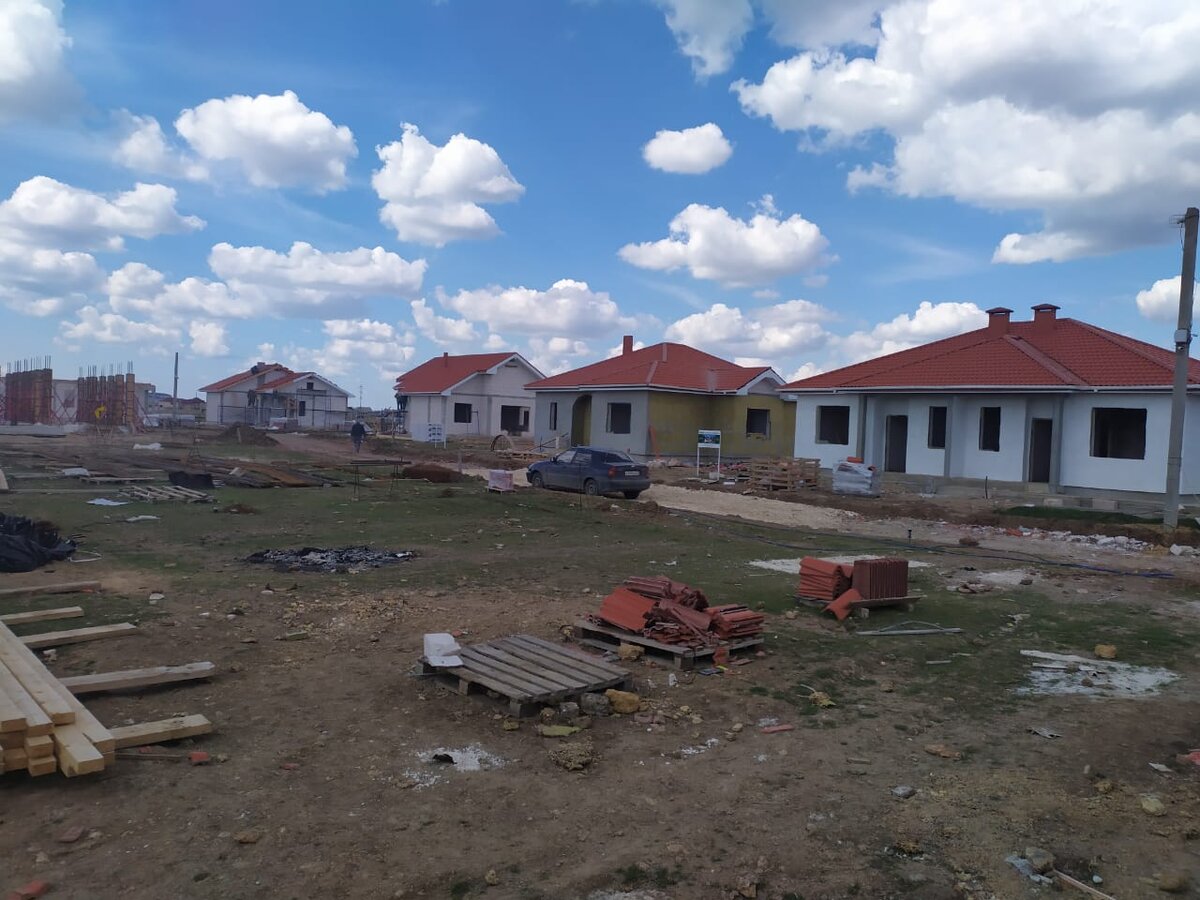 Под Евпаторией строится новый коттеджный поселок Астери. Первый дом будет сдан уже через несколько недель