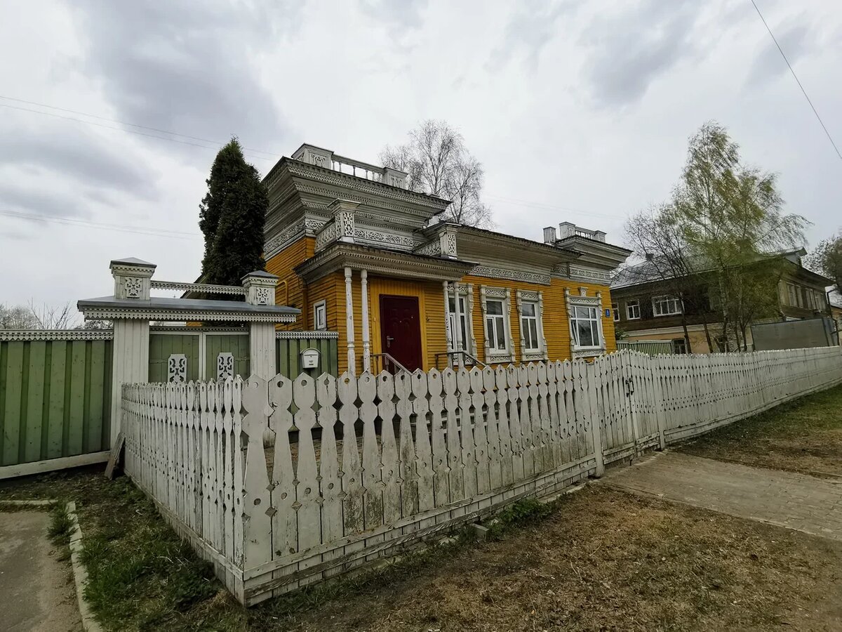 Слегка потертый и явно требующий свежей краски - но настоящий, вологодский, резной! 