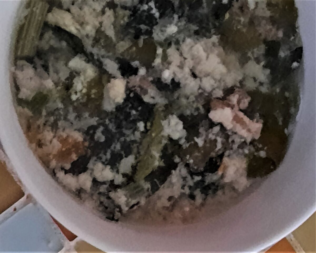 Для этого супа мне вкуснее всего бульон из птичьих сердечек(чьих причем  не очень важно).Для прозрачности бульона рекомендуется готовить его на медленном огне. На мой вкус в суп можно добавить пару листочков лаврового листа(желательно сушеного), несколько горошин душистого перца, соль, морковь (сырую, вымытую, очищенную), луковицу (очищенную, сырую, вымытую), стебли укропа (можно скрепить ниткой). Далее, после того, как бульон готов. Вынимаем из него морковь, лук, стебли укропа. А сердечки при необходимости режем. Лук и стебли выкидываем, морковь трем на мелкой терке. Добавляем паприку (сладкую, копченую), (2 чайных ложки). Если мы рассматриваем 3 литровую кастрюлю, в которой уже 1.5-2 литра бульона. То, берем пучок щавеля (замороженный, значит замороженный, свежий кислее конечно,но не очень важно) и пучок шпината(в сочетании с щавелем он идет как естественный усилитель вкуса). Кладем щавель и шпинат. В пропорции 1:1. Далее трем запеченный, или сырой картофель на крупной терке. Добавляем мелко нарезанный укроп. Зелень без стеблей.  Далее добавляем яйцо(в маленькую миску разбиваем 2 яйца куриных, 2 перепелиных и перемешиваем вилкой). Только потом добавляем, когда зелень поменяла цвет(потемнела). Когда все перекипело, суп готов.Подавать вкуснее со сметаной. Есть теплым. 