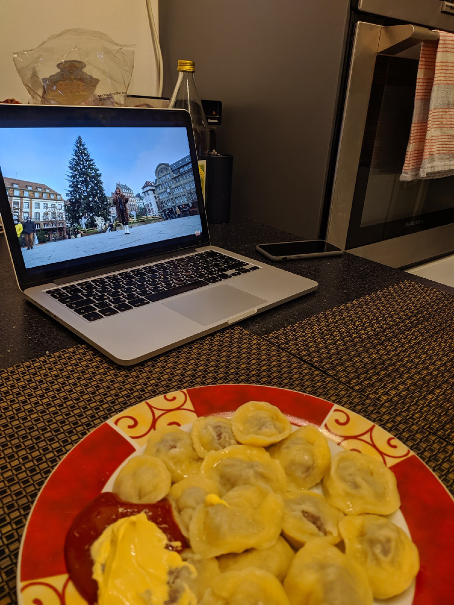 Смотрим выпуск про Страсбург в Страсбурге, фото автора 