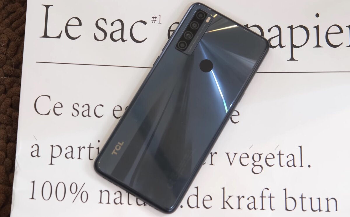 Смартфон для тех, кто любит «лопаты». Источник: YouTube-канал YugaTech 