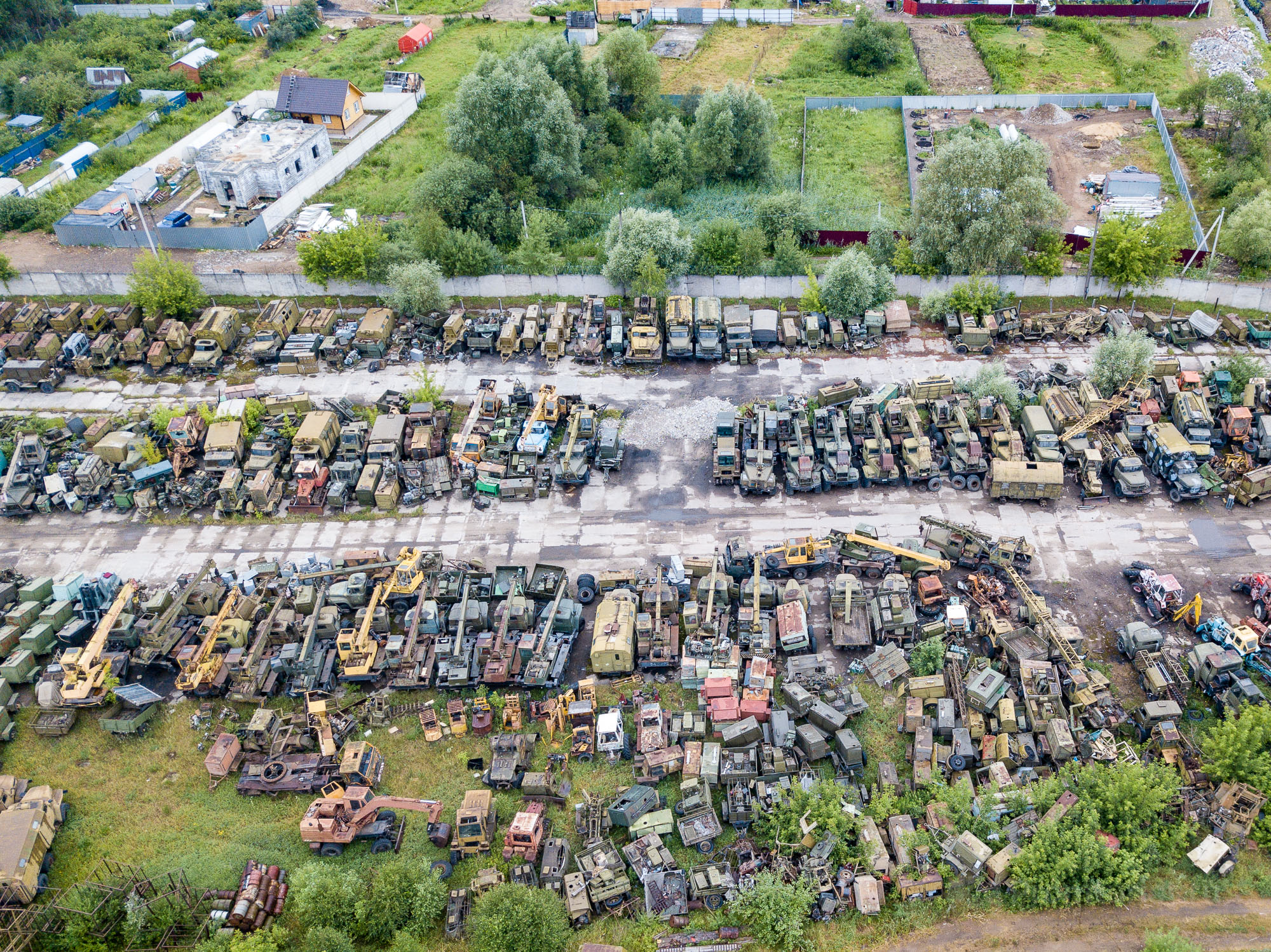 Осталось от СССР. Огромная свалка с военной и строительной техникой рядом с дачей ???2