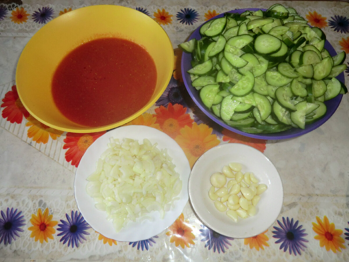 Подготовленные для салата овощи.