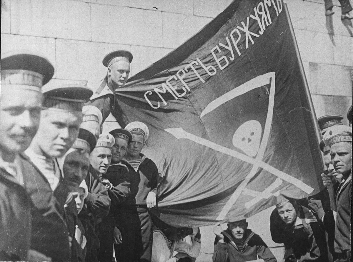 Широко известное фото матросов-анархистов с линкора "Петропаловск" в 1917 г. на Сенатской площади, Гельсингфорс.
