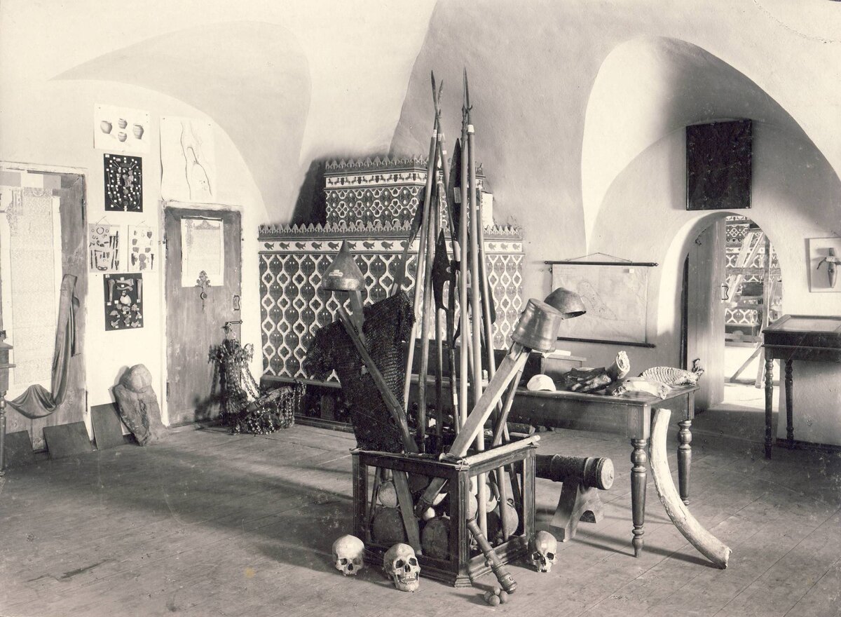 Зал музея Псковского археологического общества. Справа на столе – зубы мамонта, сбоку прислонен бивень мамонта