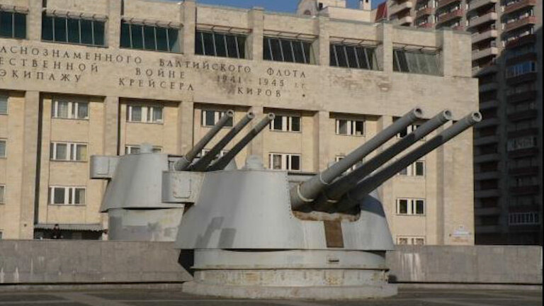 1990, 30 сентября - торжественно открыт памятник в честь подвига моряков крейсера «Киров», защищавших Ленинград