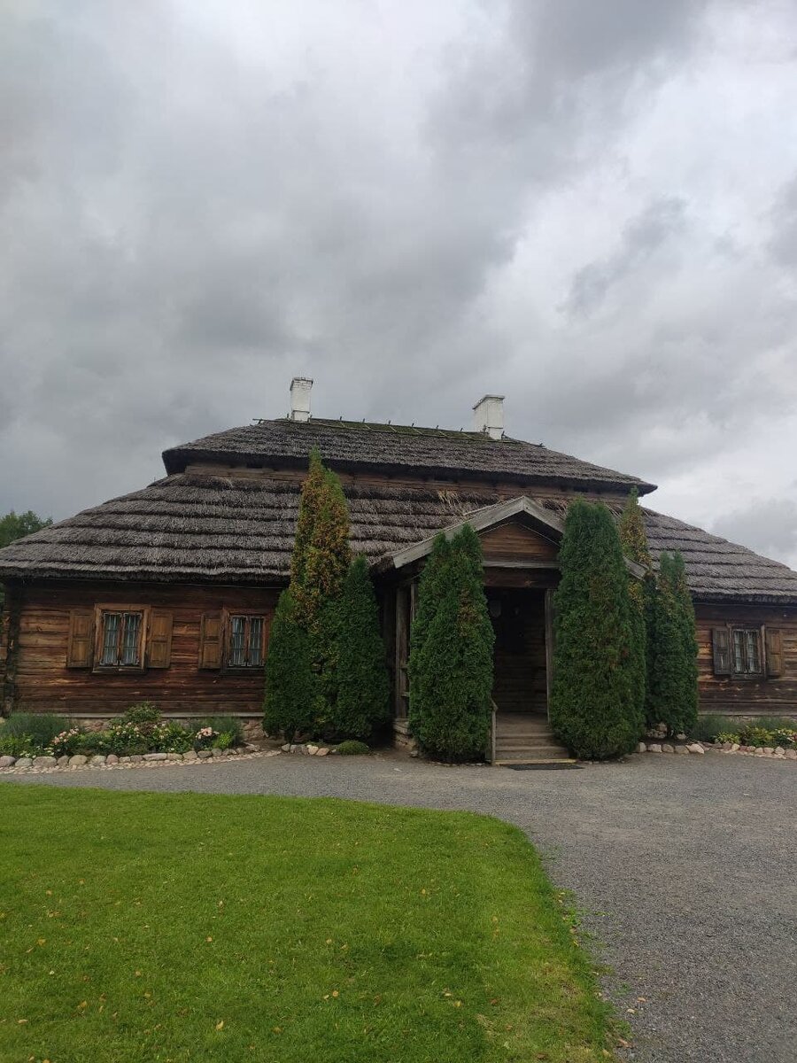 напротив дворца дом-музей Костюшко, фото 2021 года