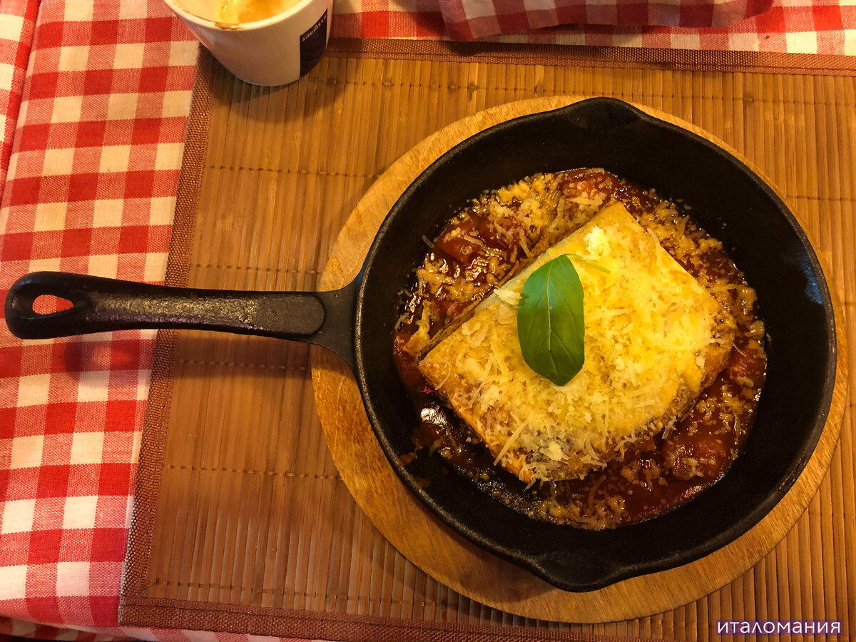 Лазанья - съел и порядок. В Мск есть итальянское кафе Меркато (Парк Сокольники). Это фото сделано там.  Ребята, если вы это читаете - лазанья у вас отличная!