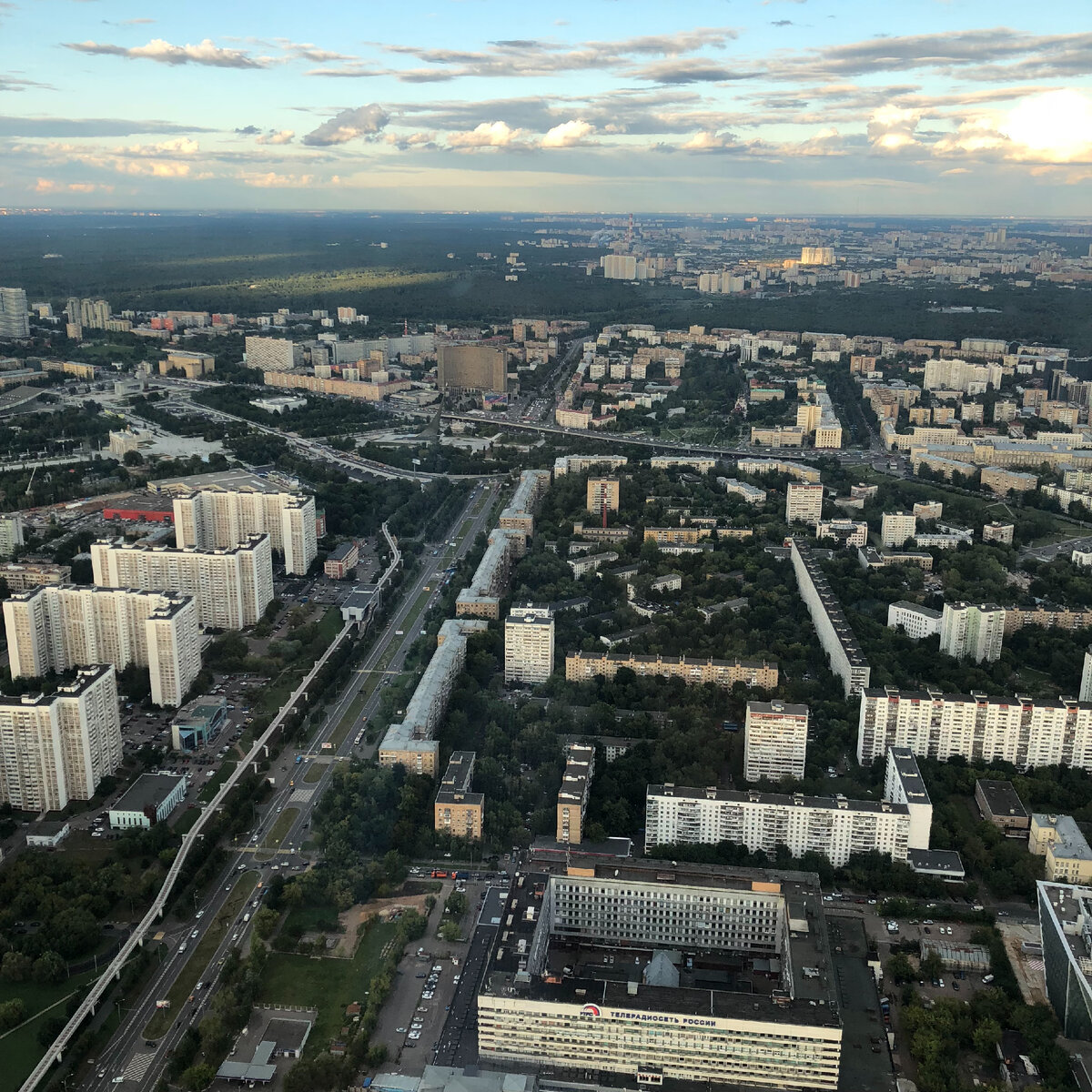 Вид на Останкино со смотровой площадки Останкинской телебашни