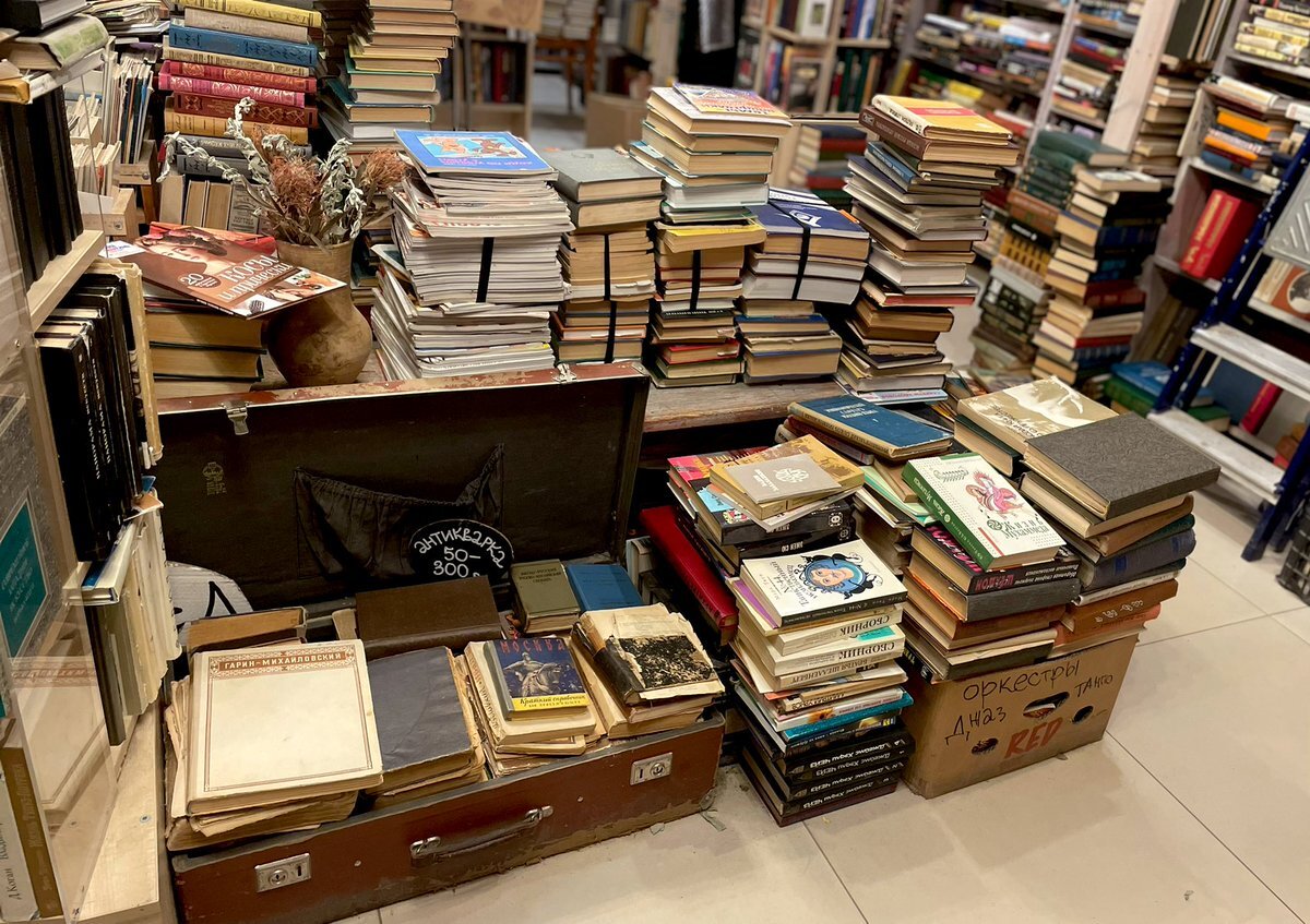 Книжный магазин. Тверская 8 книжный магазин. Продам книги бу. Дешевые книжные в москве. Книжный развал в библиотеке.
