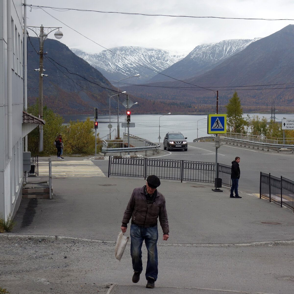 Пейзажи вокруг Кировска просто бомбические! Но мало кто из жителей это уже замечает. По озеро Большой Вудъявр был отдельный материал. При всей своей красоте, у него очень странная репутация.
