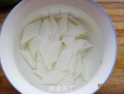 Замочите в воде, чтобы ямс не потемнел. 