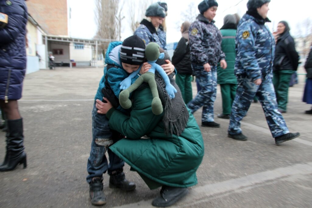свидания осужденных. воспитание осужденных. мама в тюрьме. осужденные родители. свидания осужденных.