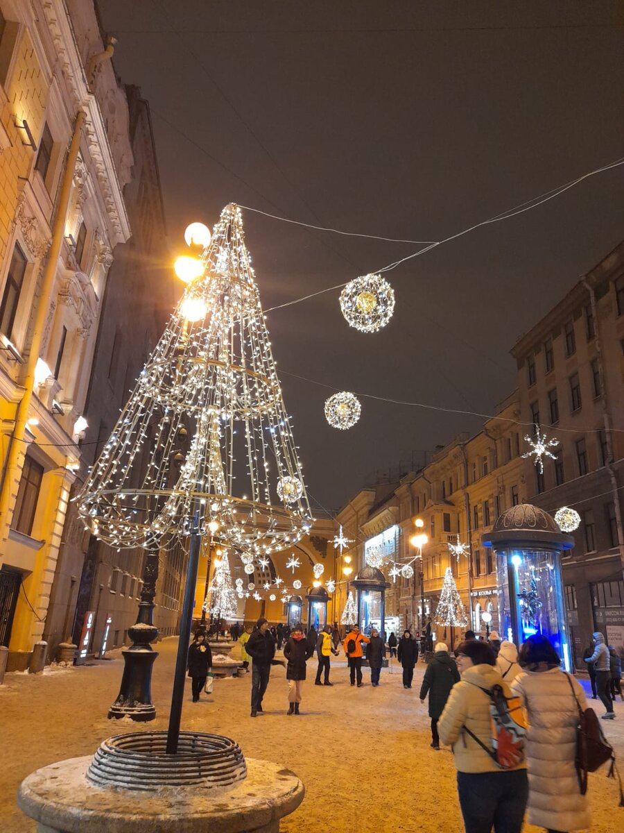 Смертные, вы такие аппетитные, когда одеты в зимнее. Кажется, что вы больше)))