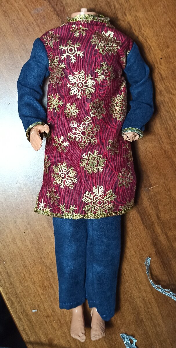 Осталось украсить рубашку кружевом и сделать имитацию выреза у горловины