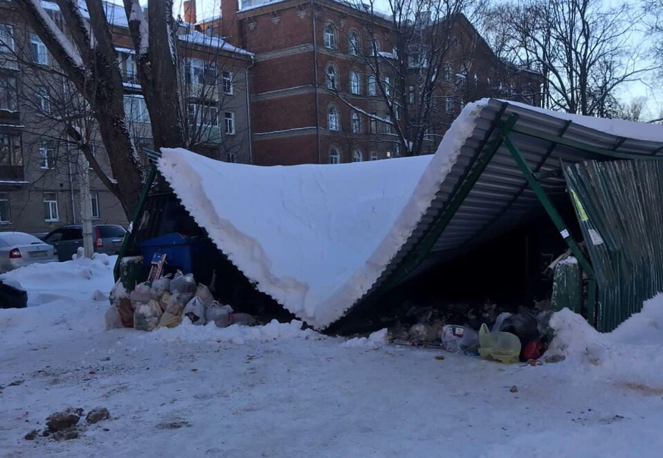 У нас во дворе сложилась помоечка. Наклон навеса был достаточный. С гладкого профлиста снег сходит достаточно хорошо без всякой помощи. Стояла конструкция лет 10. Но несчастливое стечение обстоятельств: сильный снегопад-небольшая оттепель-снегопад. Привело к тому, что снег накопился и продавил кровлю. Что уж говорить про хлипкие теплички. мёрзлый слежавшийся снег - тяжёлый.