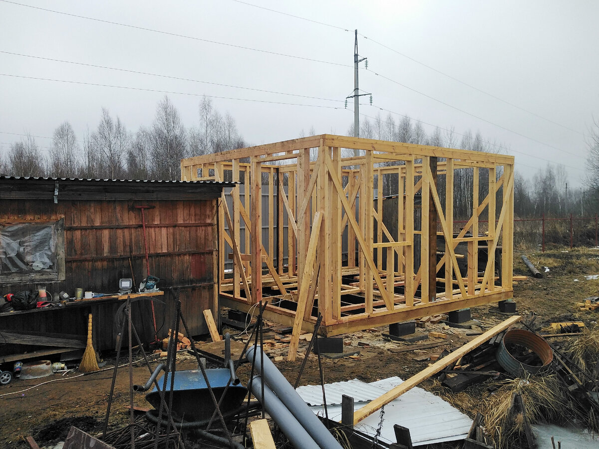 Каркас стен сбит