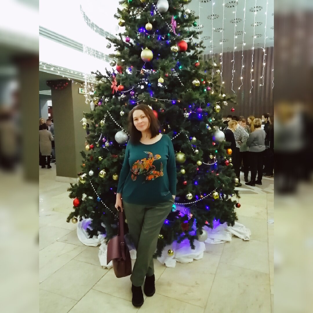 Театр подготовился к Новогодним праздникам. В фойе красивая елка.