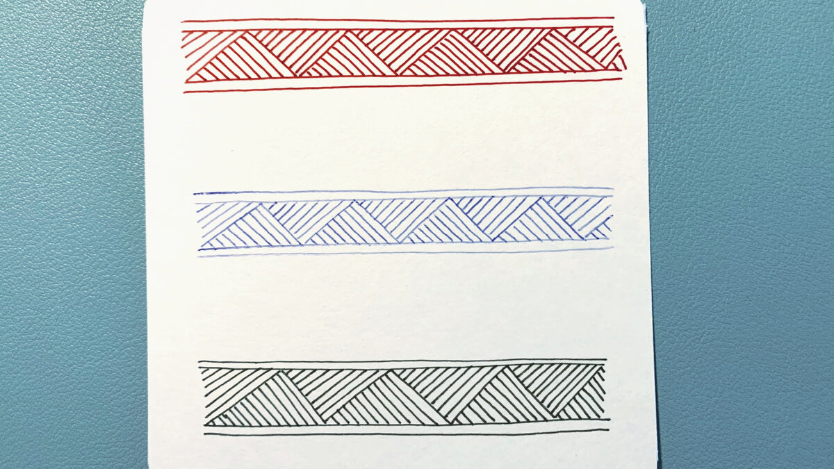 Красная лента нарисована гелевой ручкой, синяя – шариковой, черная – линером.