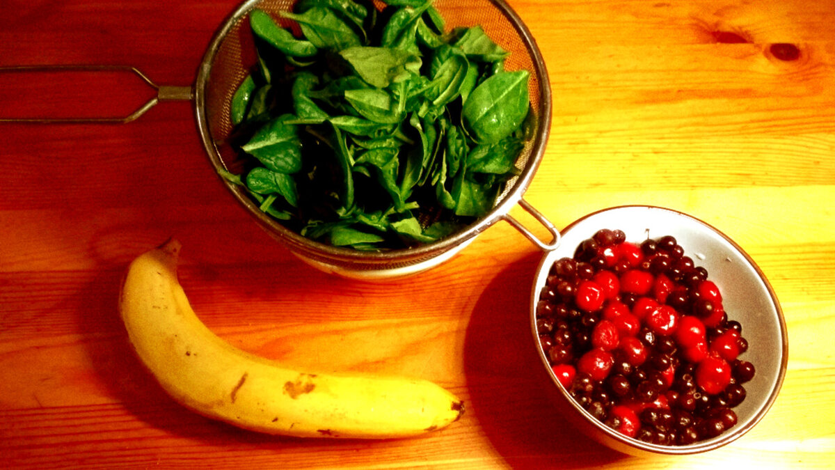 Я взяла вишню и смородину, но подойдет так же брусника, клубника или черника.