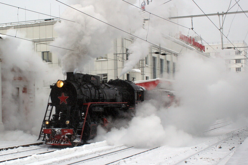 Он подал состав на первую платформу тихо и без объявления. Туристы еще не собрались, московский поезд только отъехал, и поглазеть на прибывший состав вышли только дежурные полицейские и работники в оранжевых жилетах. Старика-паровоза все пытались запечатлить в разных ракурсах.  - Эй, ты куда, - крикнул мне полицейский, но увидел камеру в руке, потерял ко мне интерес, а после сам пошел на рельсы, снимать с похожего ракурса. 
Паровоз нещадно дымил, и иногда кряхтел. Вот на перрон выскочили туристы с детьми и облепили поезд. Но ненадолго. Елка у вокзала больше привлекала детское внимание чем огнедышащий железный ветеран несколько минут и все расселись по вагонам, ведь поезд шел до фабрики мороженого. Он подал прощальный свисток и подняв пары медленно тронулся, постепенно набирая ход. Кажется, в дыму на несколько секунд пропало все, и вот уже хвост с красными огоньками уехал навстречу детской сказке. 
