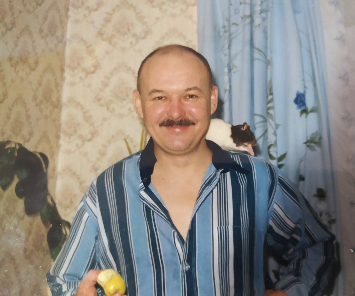 Ручная крыса Кашла на папином плече. Фото из семейного архива, 2000-е годы