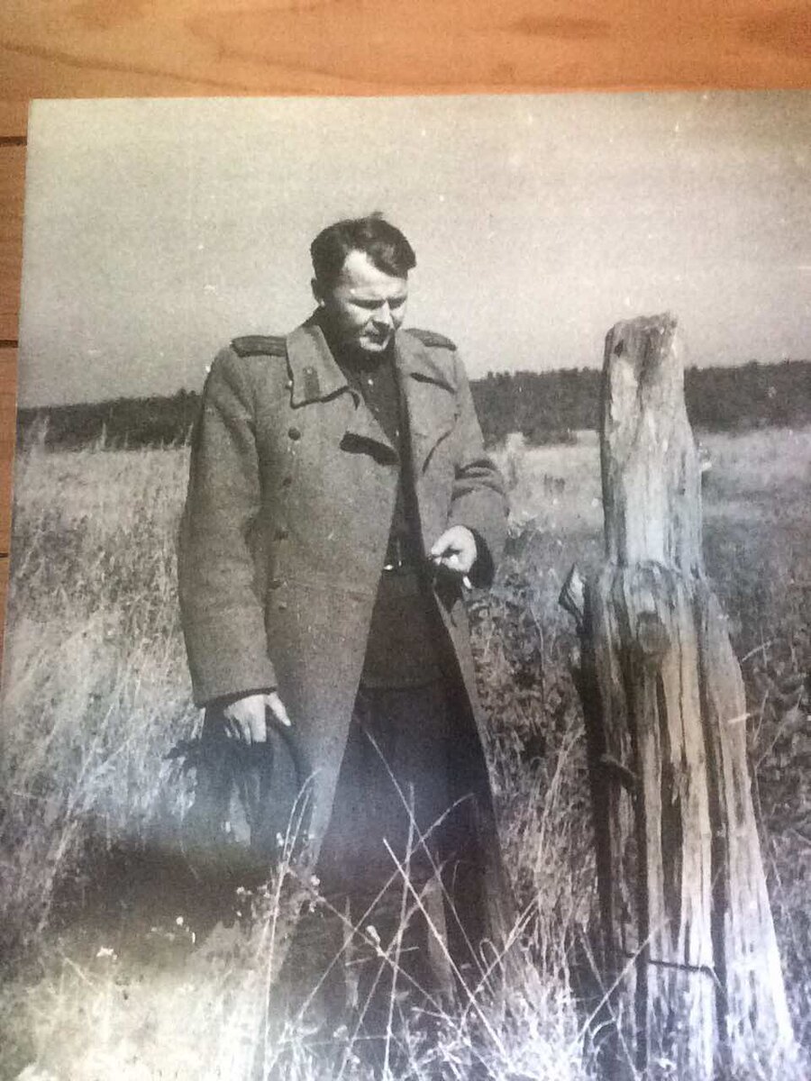 Фотопортрет А.Т. Твардовского. Он на месте своего разрушенного дома после войны.