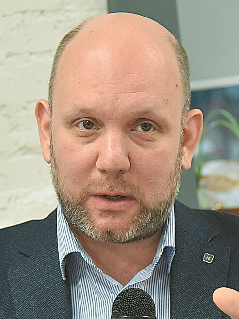 — Сегодня у предпринимателей формируются специфичные потребности в финансовых ресурсах, поэтому наш банк в рамках программ поддержки регионального бизнеса меняет подходы. Главным образом бизнес предъявляет запрос на финансирование оборотного капитала. Мы считаем своей целевой аудиторией компании с оборотом до 500 млн рублей. Для многих клиентов в этой группе критичным фактором становится скорость одобрения заявки, поэтому по продуктам экспресс-кредитования мы довели сроки вынесения решения по заявке до одного дня. Кроме того, подняли максимальную сумму экспресс-кредита до 3 млн рублей. Сейчас начинаем прорабатывать технологии поддержки запуска новых перспективных бизнесов. Поскольку в этом случае предпринимателям еще нечего показать банкам, приходится искать собственные методики оценки платеже­способности. Мы их нашли, и до 700 тыс. рублей на открытие дела уже можем выдавать.