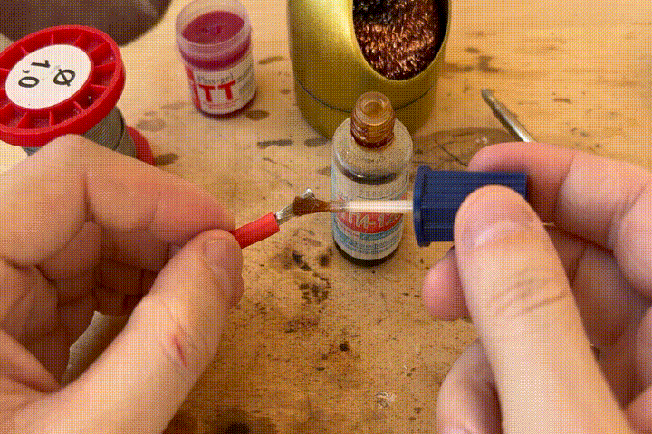 Пайка с помощью спиртоканифольного флюса.