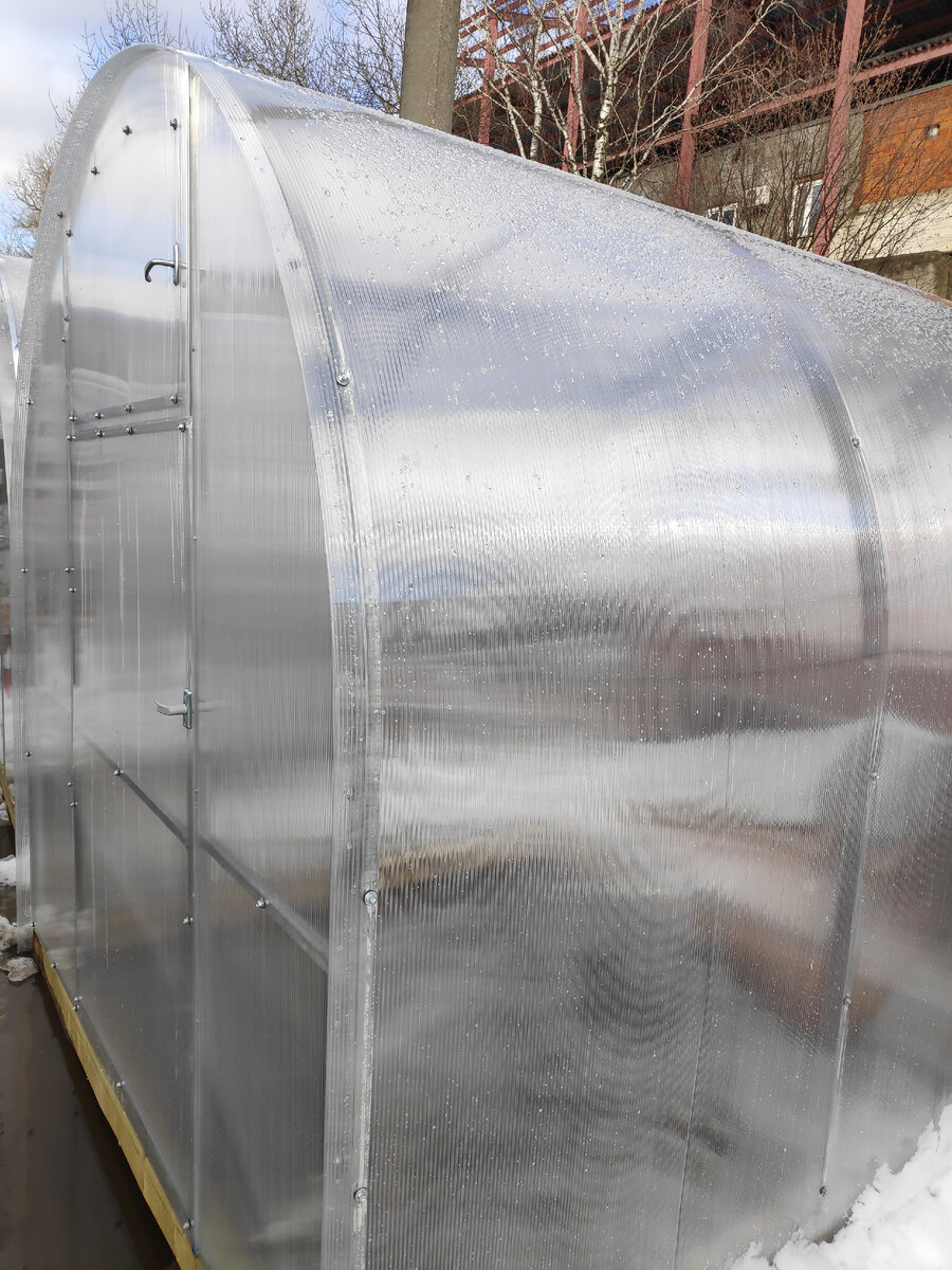 Листы поликарбоната монтируют так, чтобы ячейки располагались вертикально. В ином случае в них скапливается влага, вырастают водоросли, и света в теплицу попадает меньше. А уж как гадко это выглядит! Листайте галерею, чтобы увидеть крышу. Фото из архива автора