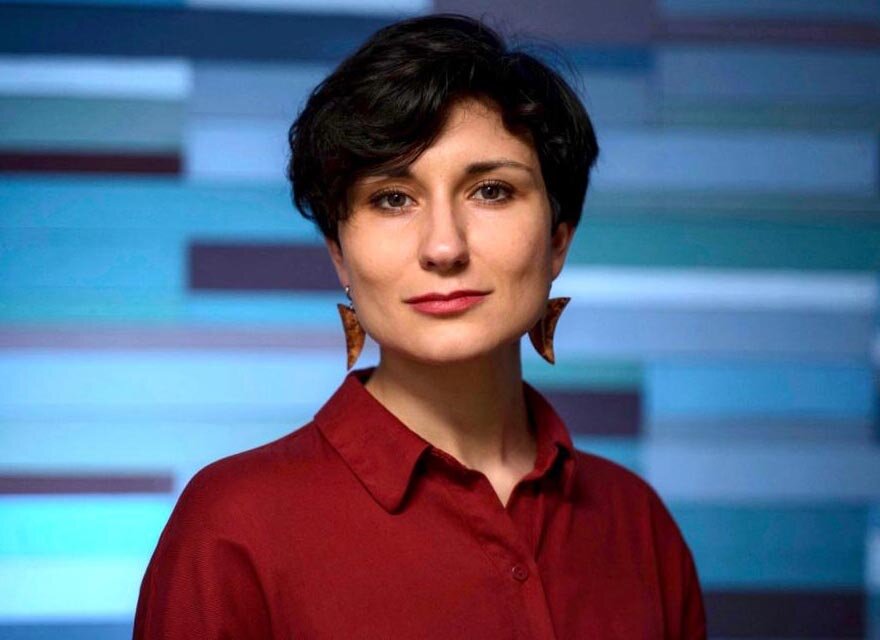 Когда потоки информации ускоряются в разы, то даже натренированный XX веком мозг не успевает обрабатывать такой объём. Новости, казавшиеся невероятными, атакуют человека как минимум с начала пандемии, и украинские события только обострили это чувство. О том, как следить за новостями и сохранить рассудок, мы поговорили с психотерапевтом Александрой КАРАВАЕВОЙ, в прошлом журналистом ТВР24.