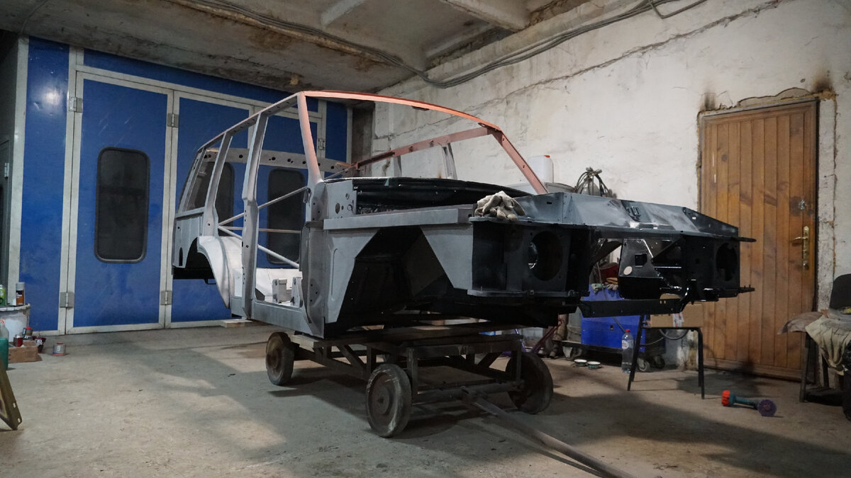 Обработали кислотным грунтом и начали покраску