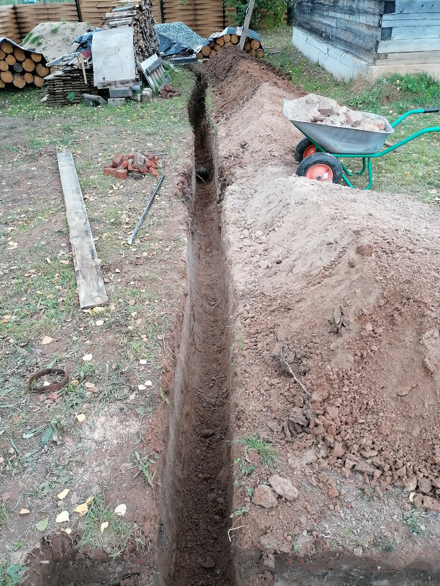 На фоне видно сруб в кучках