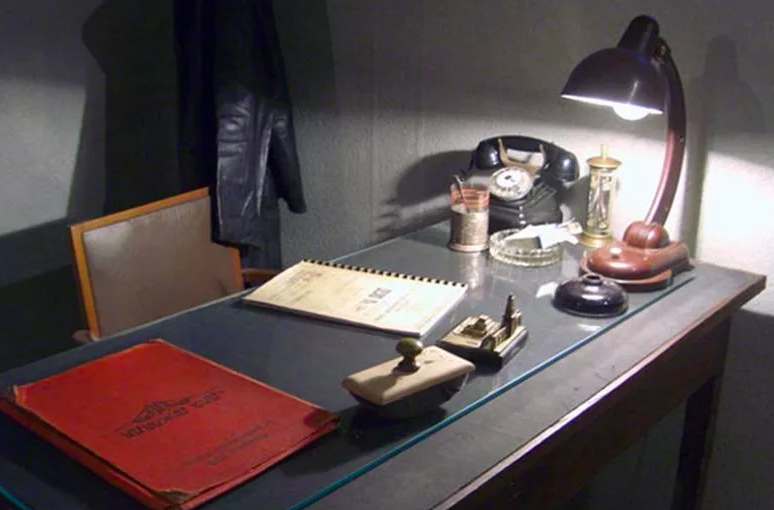 Кабинет допросов нквд. Письменный допрос. Комната допроса. Кабинет следователя нквд. Допрос в кабинете следователя.