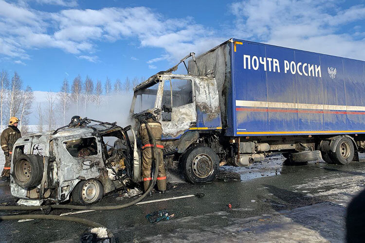 Водитель и пассажир Iveco не пострадали, но 6 человек внутри Largus погибли, включая водителя. Среди погибших есть 11-летний подросток, сообщает источник «БИЗНЕС Online». Фото: УГИБДД МВД по РТ