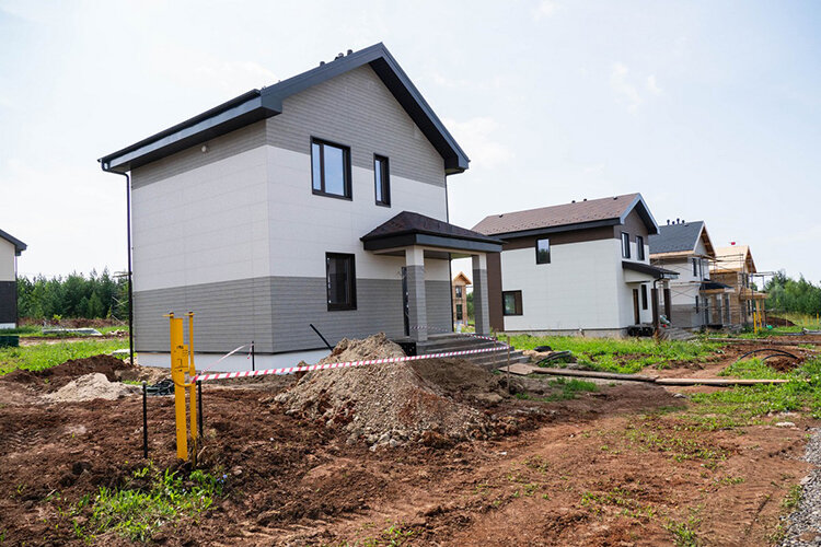 «Маленький Токио» работает без изменений — как и прежде, строим и продаем готовые дома. В отдел продаж приходят клиенты, поступают звонки, два дома продали после 24 февраля». Фото: «БИЗНЕС Online»