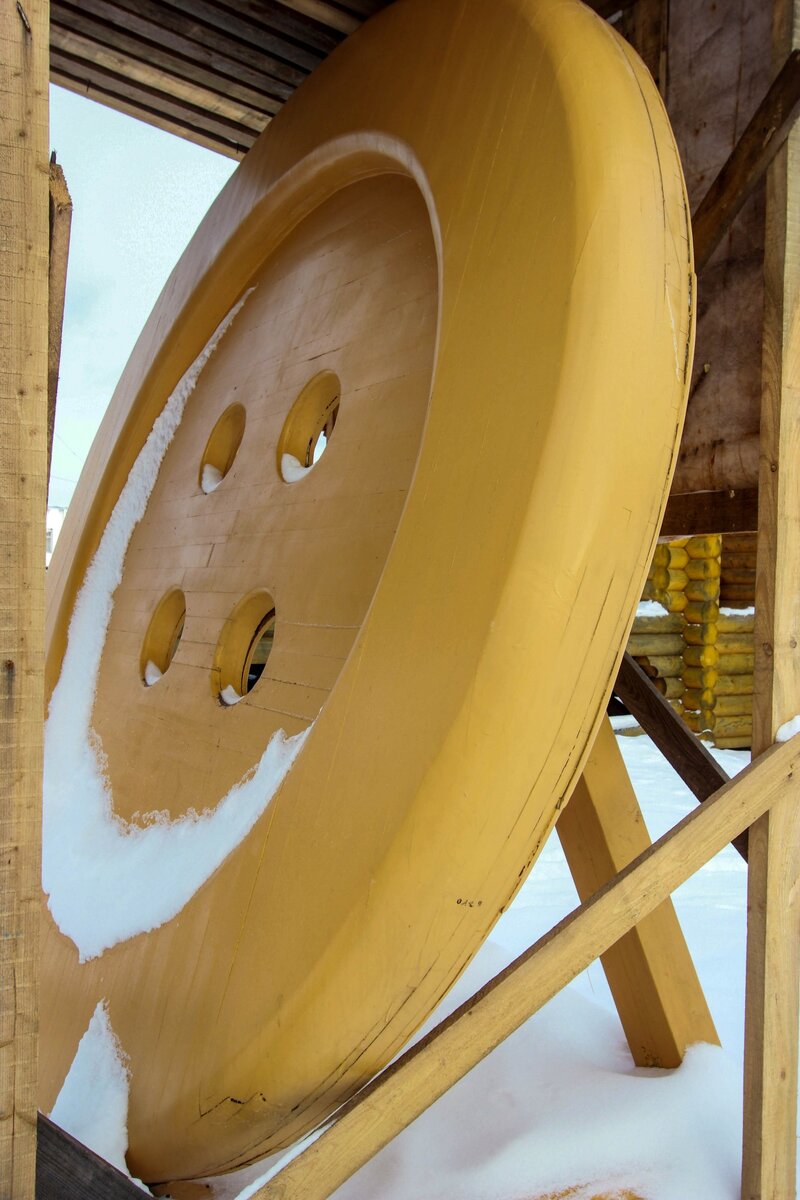 Просто гигантский деревянный памятник пуговице