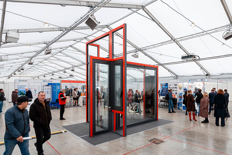 На высокие цены на металл пожаловался и сотрудник УФСИН, которое разместило свой стенд на ярмарке. «По некоторым видам сырья, например на металл, цены повысились и на 50, и на 70 процентов»