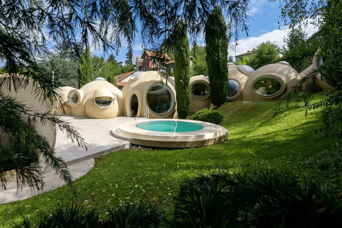 Один из знаменитых «домов-пузырей»