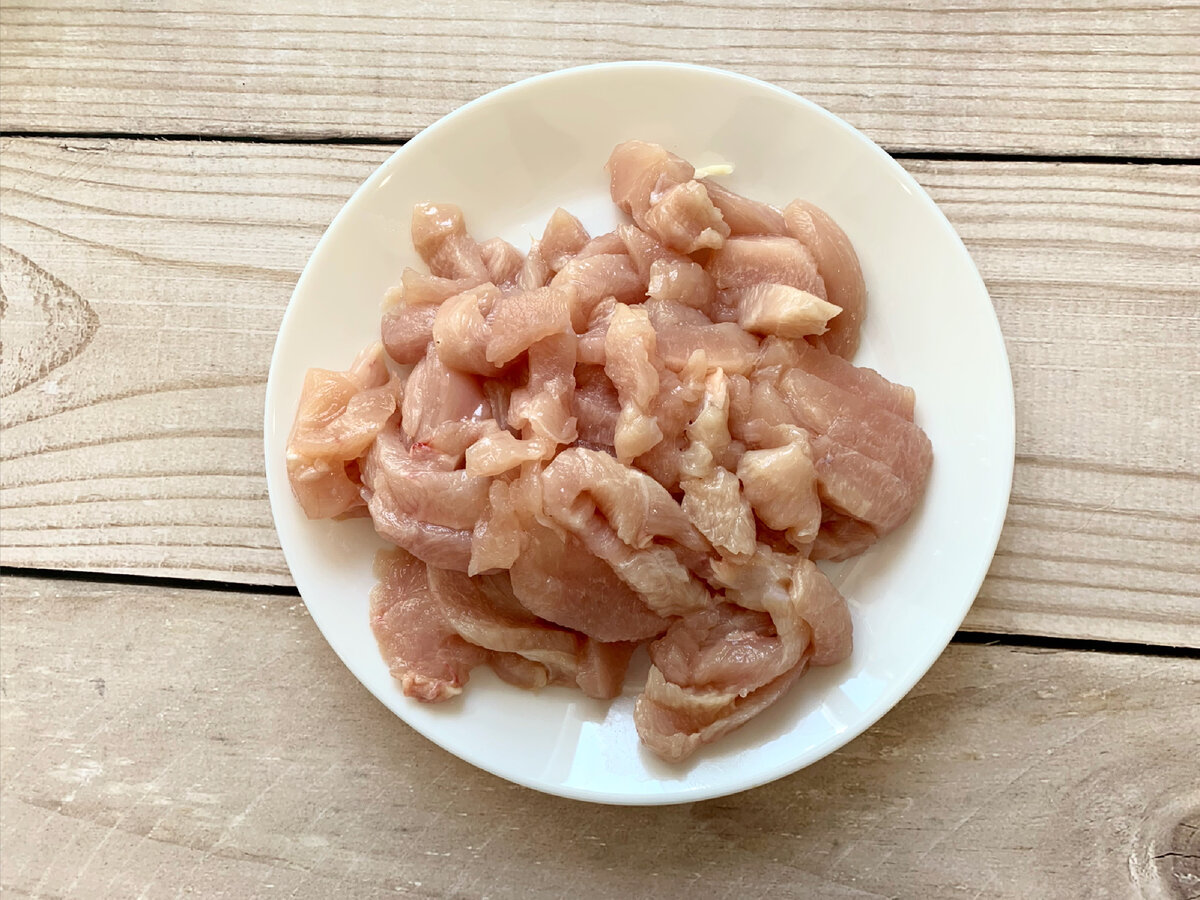 Нарезаем соломкой куриное филе.