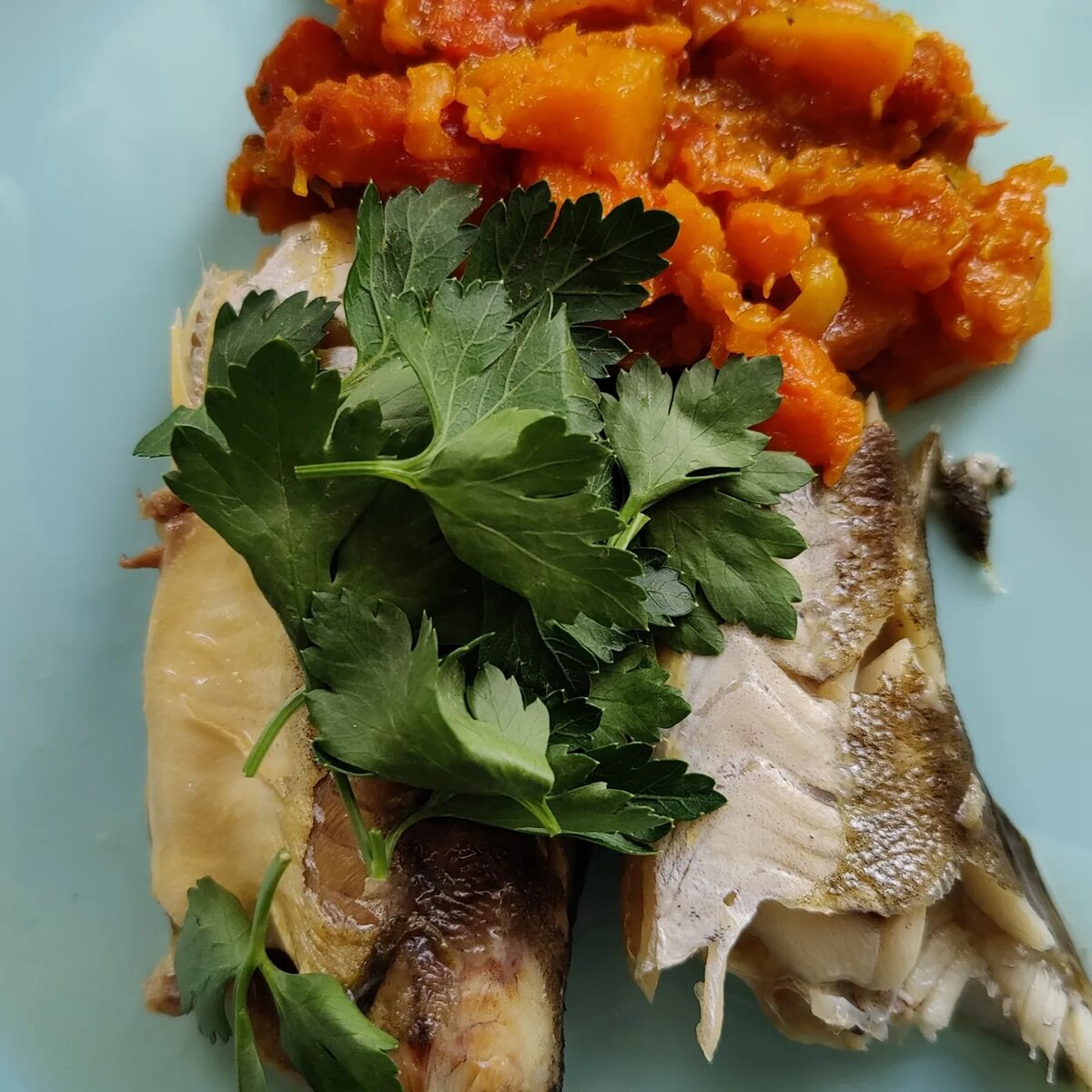 Готовая рыбка нежная, а рагу из тыковки очень сочное- какие красивые цвета и вкусы!!!