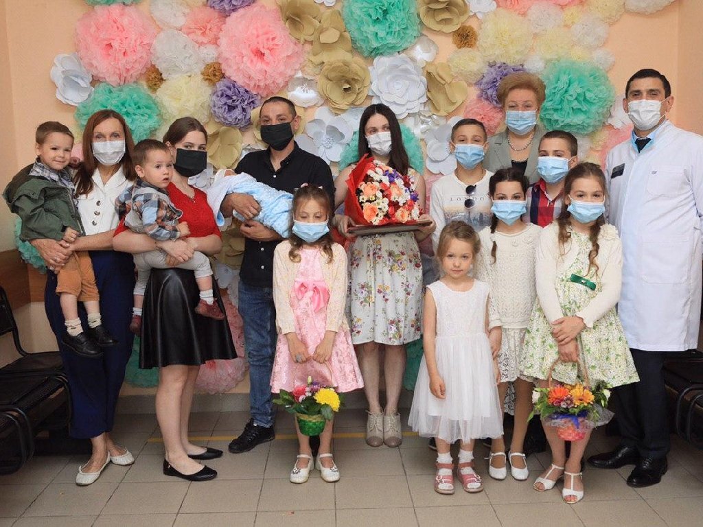 Фото с выписки десятого ребенка. Источник ww.korolev.ru