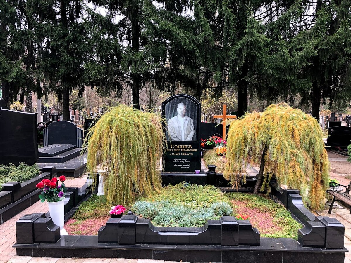 Могила с цветами