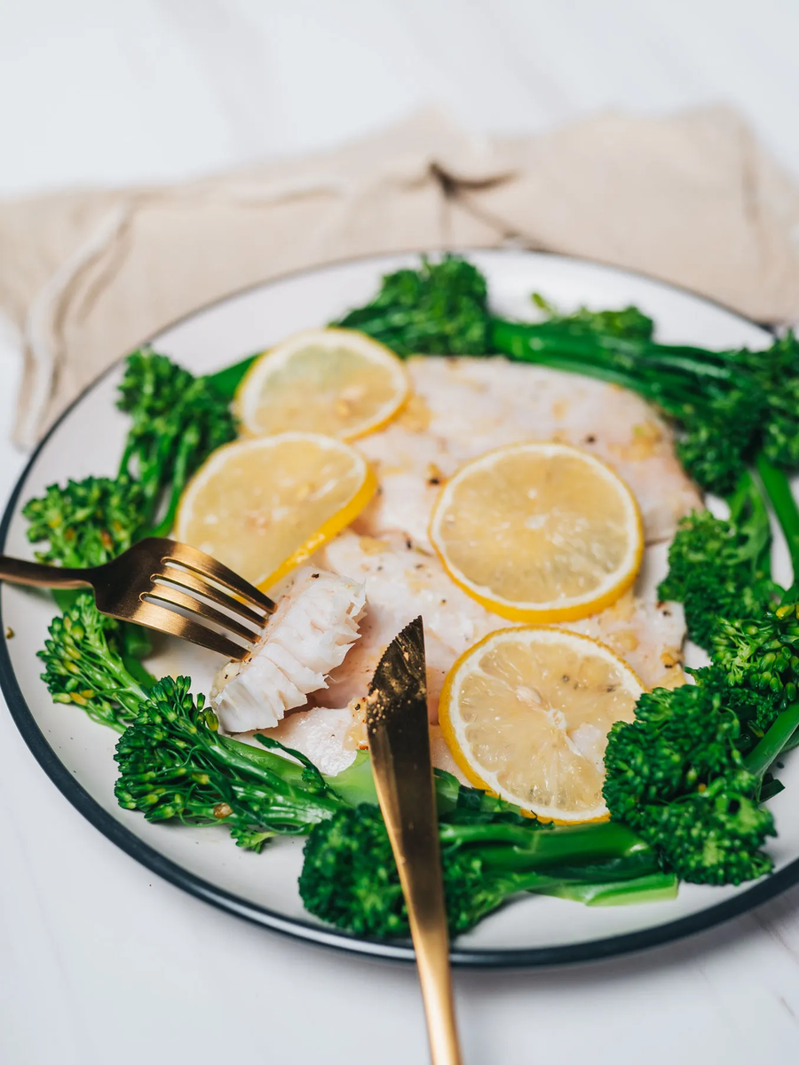 Тилапия с чесноком и лимоном на сковороде [правильное питание]