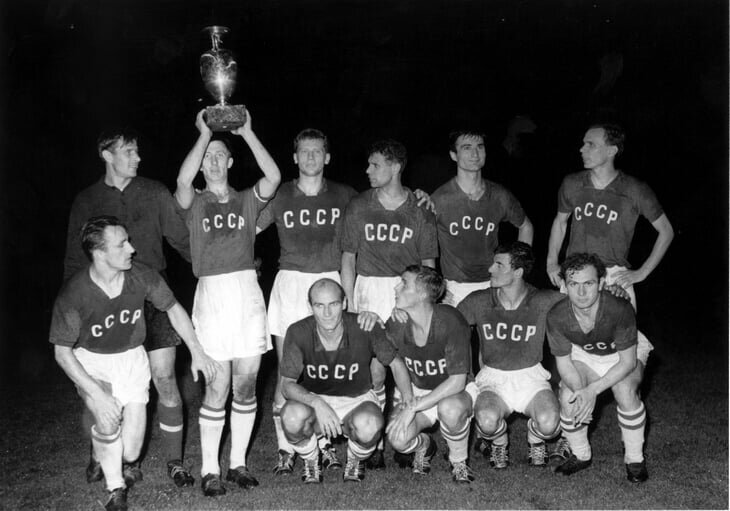 Сборная СССР в 1960 году с кубком