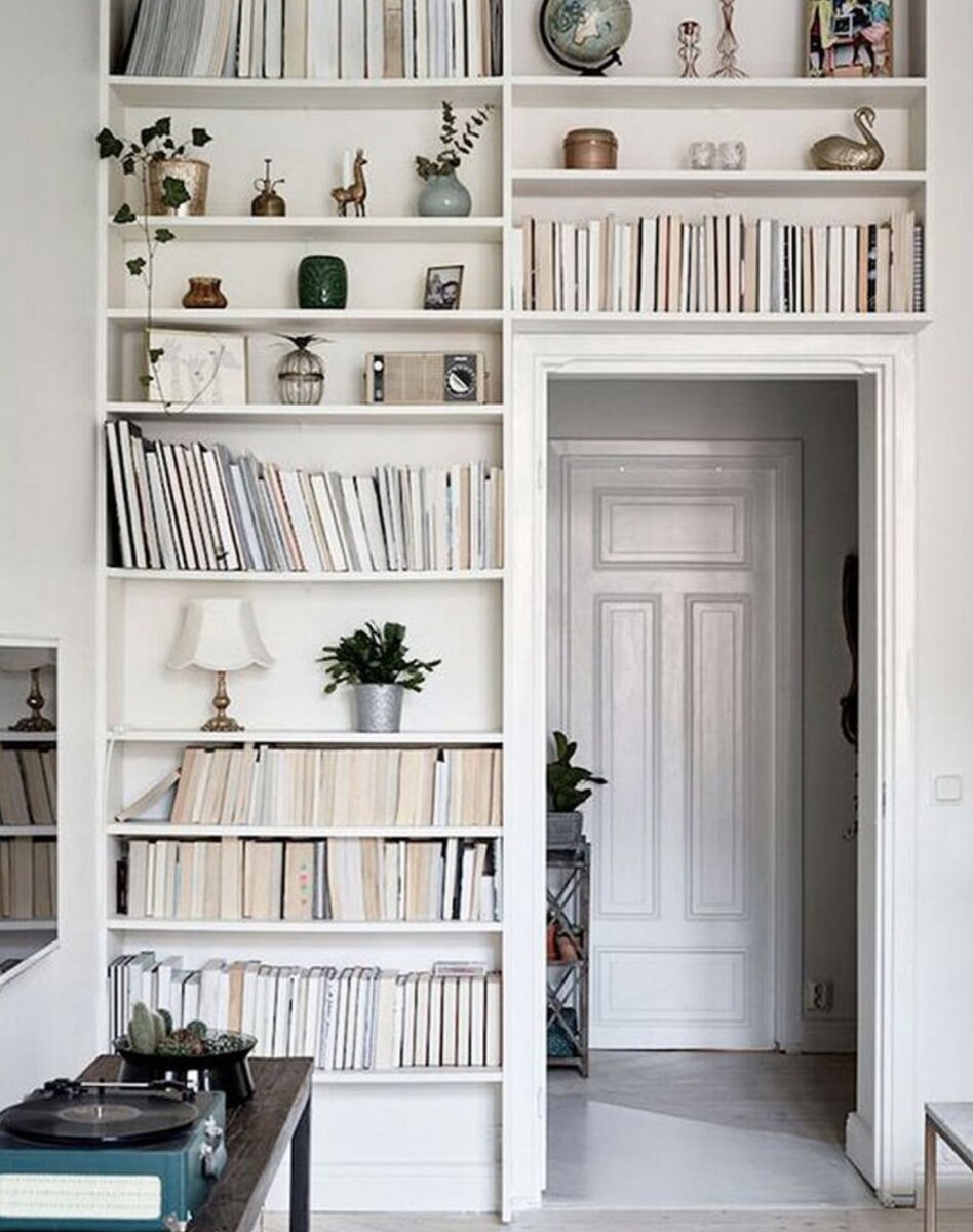 Красивая композиция из милых сердцу предметов.