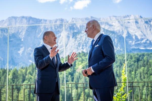 Канцлер Шольц беседует с президентом США Джо Байденом.  Фото: дпа.