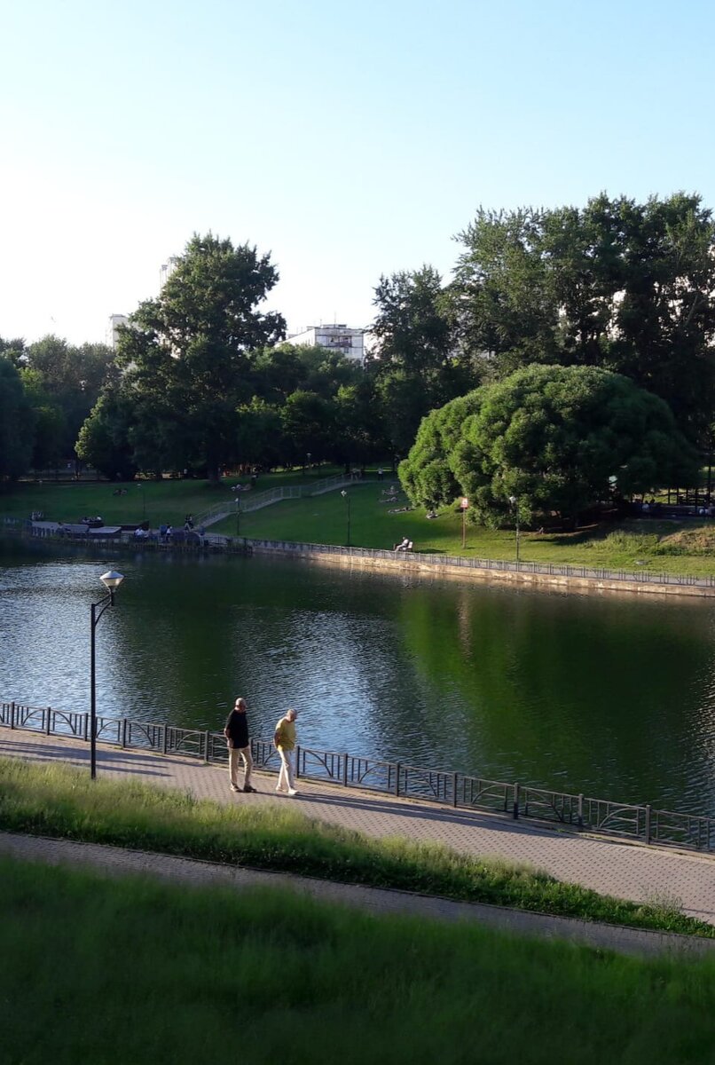 Беловежский пруд в Москве.