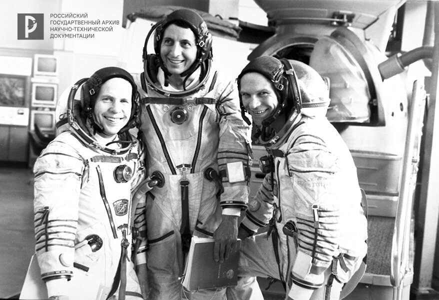Основной российско-французский экипаж корабля «Союз ТМ-15» – космонавты А.Я. Соловьев, М. Тонини и С.В. Авдеев (слева направо). 16 апреля 1992 г. РГАНТД. Арх. № 1-27678