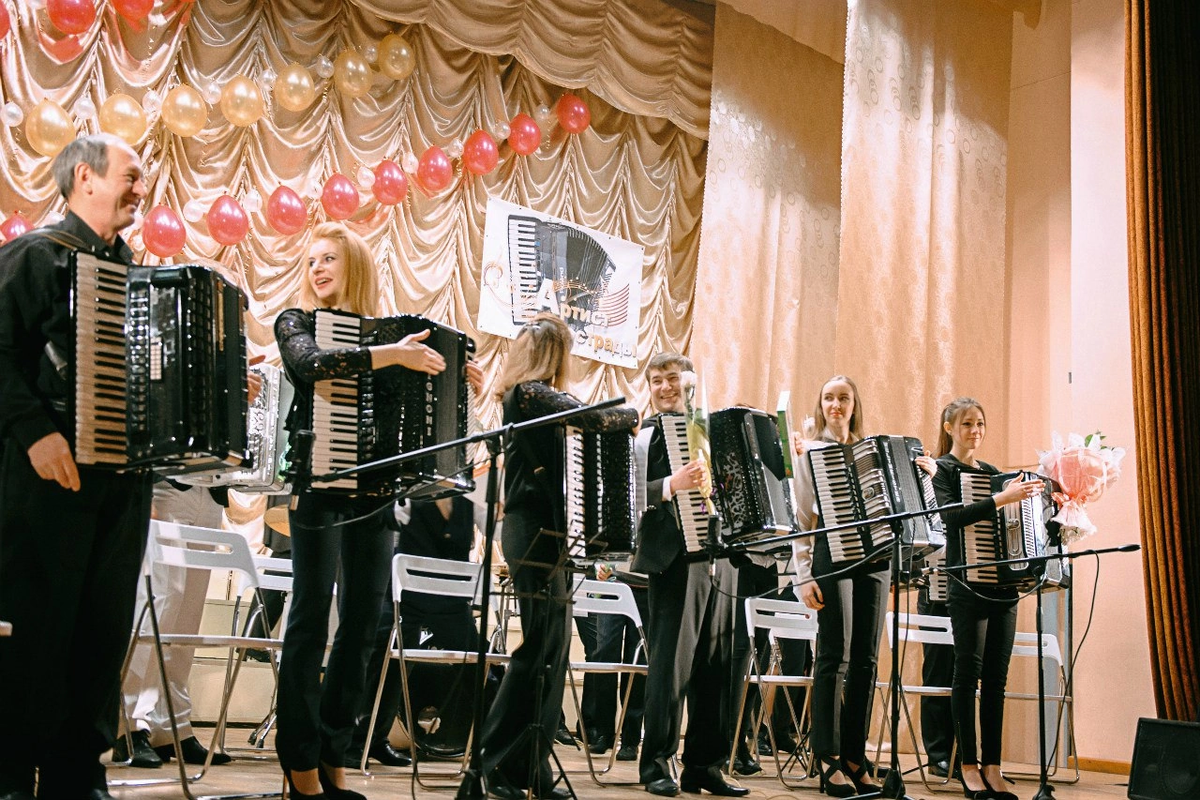 Фото с проекта 2016 года г. Новосибирск Слева направо артист Новосибирской государственной филармонии Владимир Никулин, а далее череда моих студентов